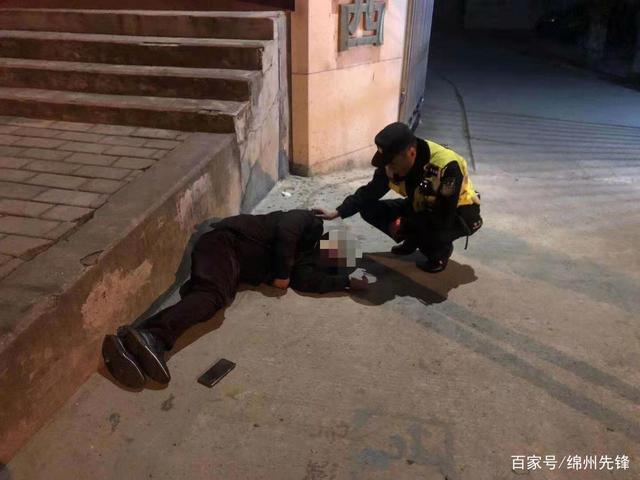 新澳最新版精准特和205斤小伙被风吹倒与男子被风吹走